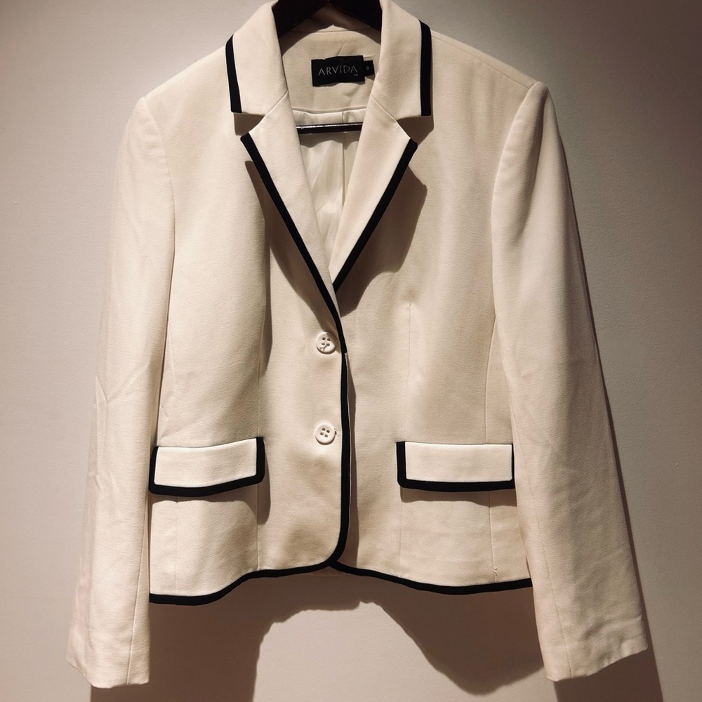 ARVIDA Cream Blazer with Black Contrast Trim – Size 8 - Picture 2 of 6